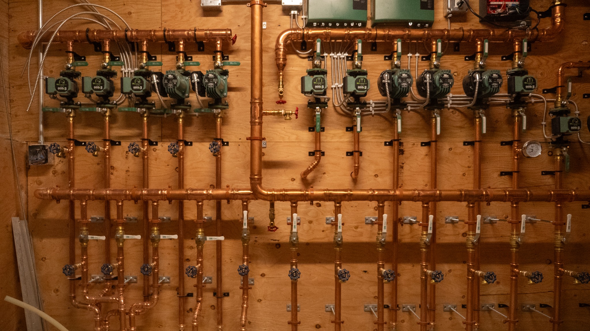 Copper piping and pumps in a mechanical installation